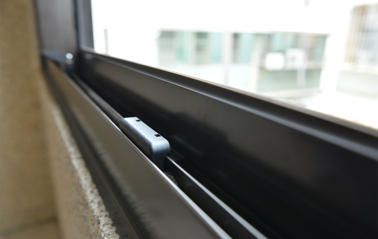 安裝前後檢查氣密窗體本身是否有刮痕、破損