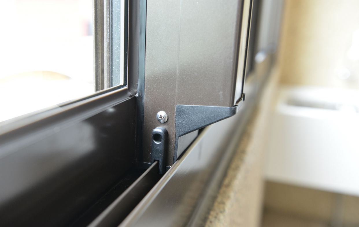 氣密窗安裝完成後需確認窗扇是否完整卡入軌道