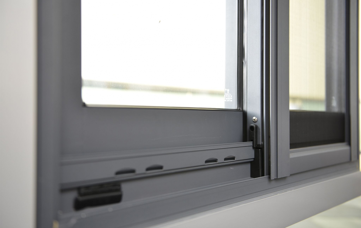 表面為粉末塗裝的鋁門窗使用水蠟擦拭即可