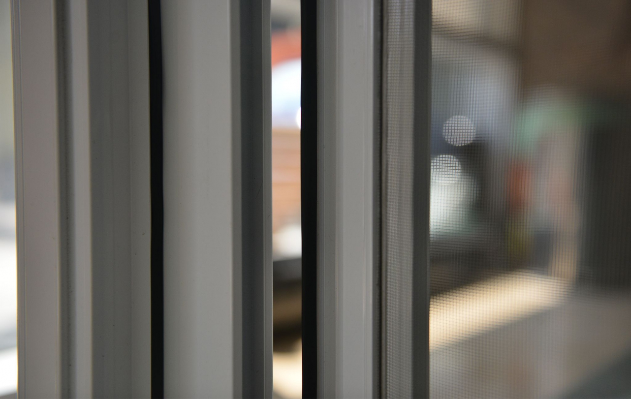 氣密窗(鋁窗)紗窗的紗網可自行購買更換