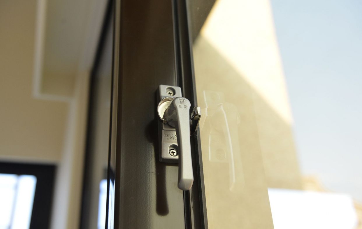 鋁窗的五金零件需定期保養、更換