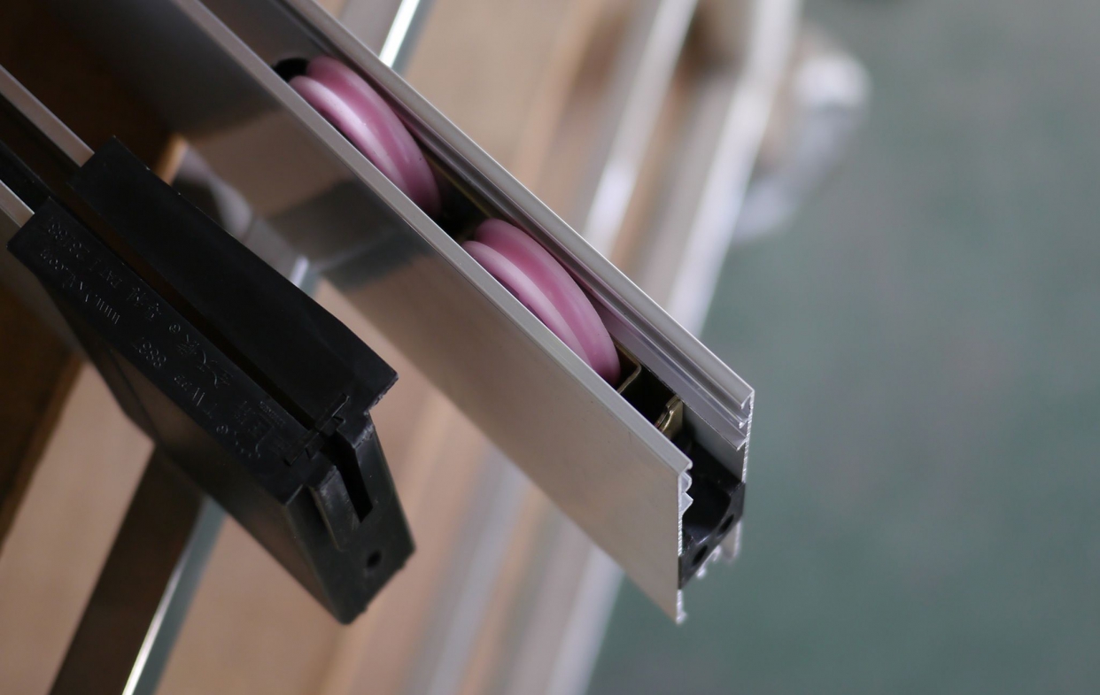 自行更換窗戶滾輪時須注意品牌規格型號差異