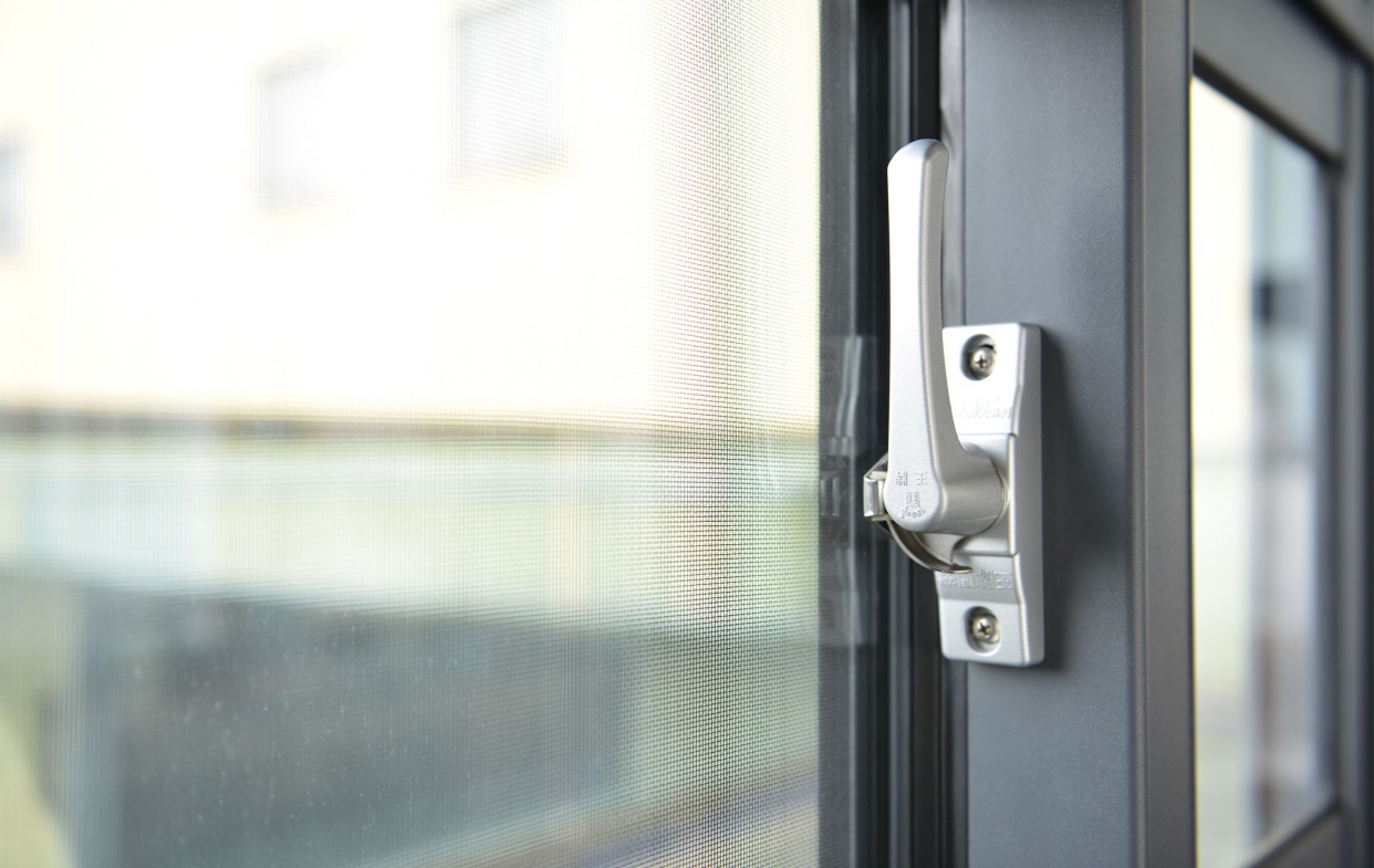 鋁門窗五金配件容易因髒污或生鏽影響氣密窗效果,因此需定期清潔及保養