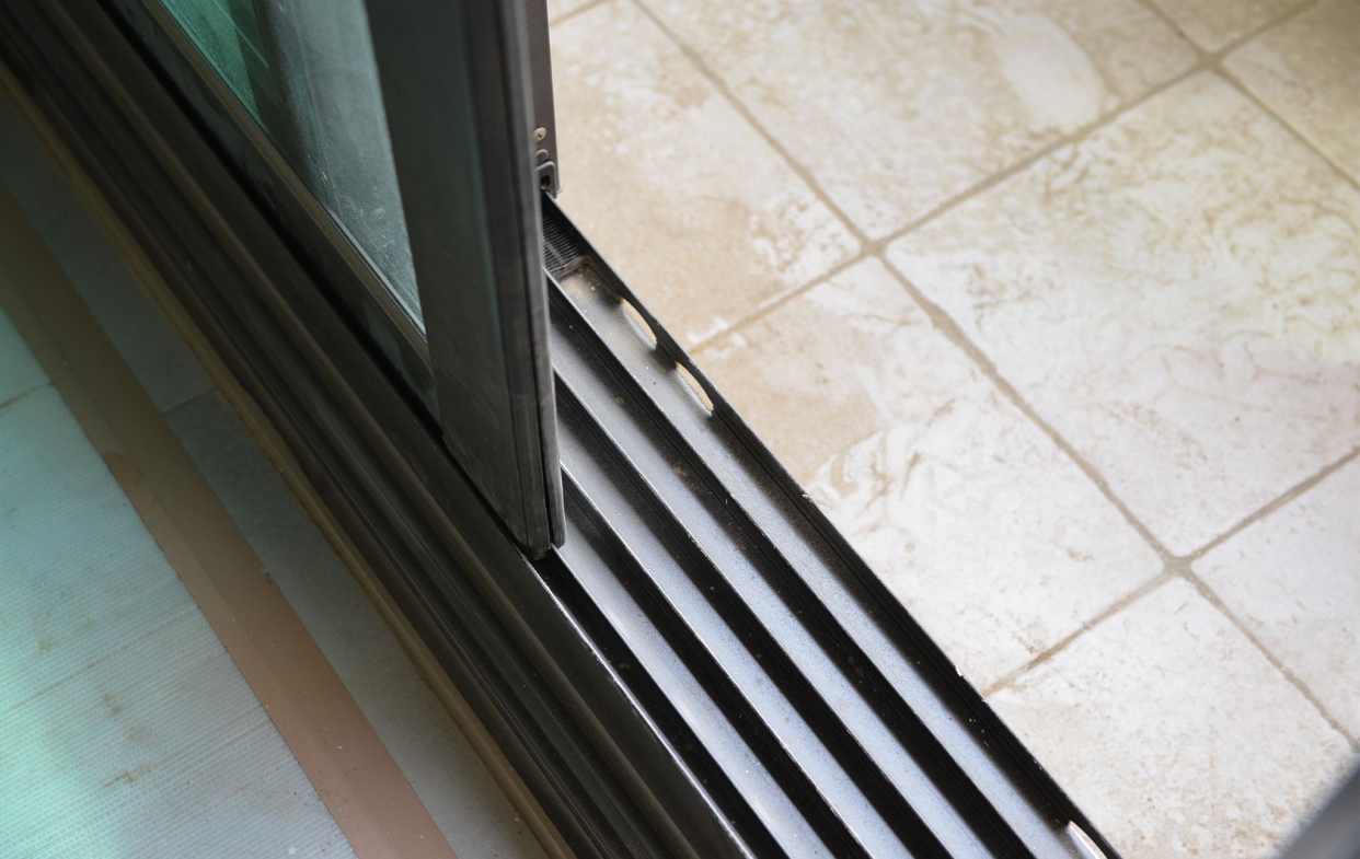 窗溝清潔使用刷子將髒污集中較容易清潔