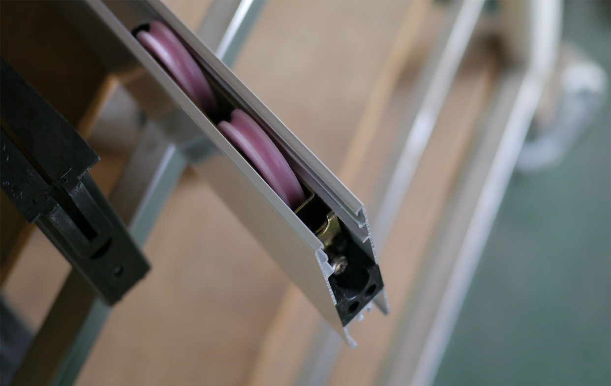 鋁門窗滾輪在長時間使用後容易因為灰塵等髒污造成無法鋁門窗順暢推拉