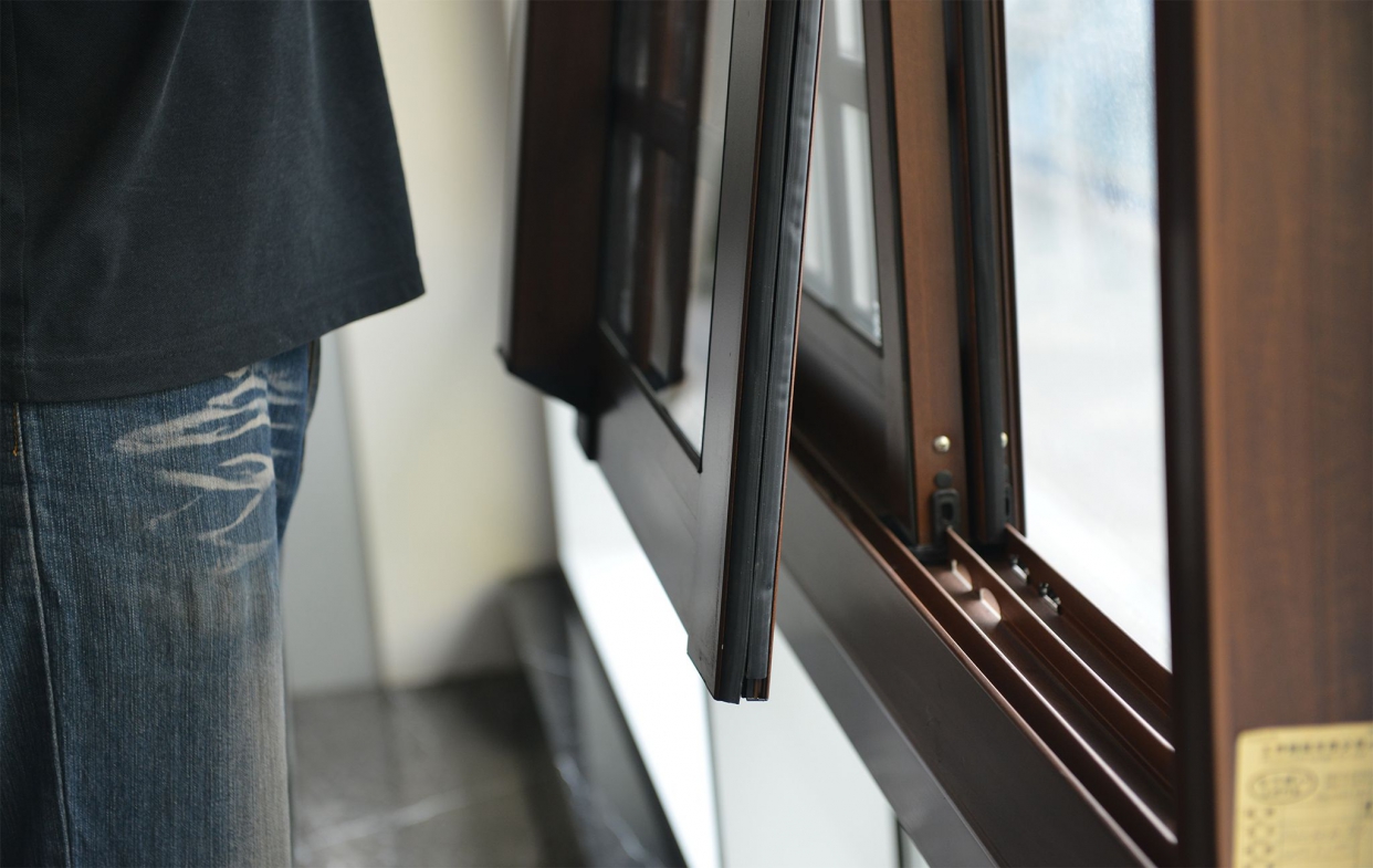 鋁門窗安裝過程