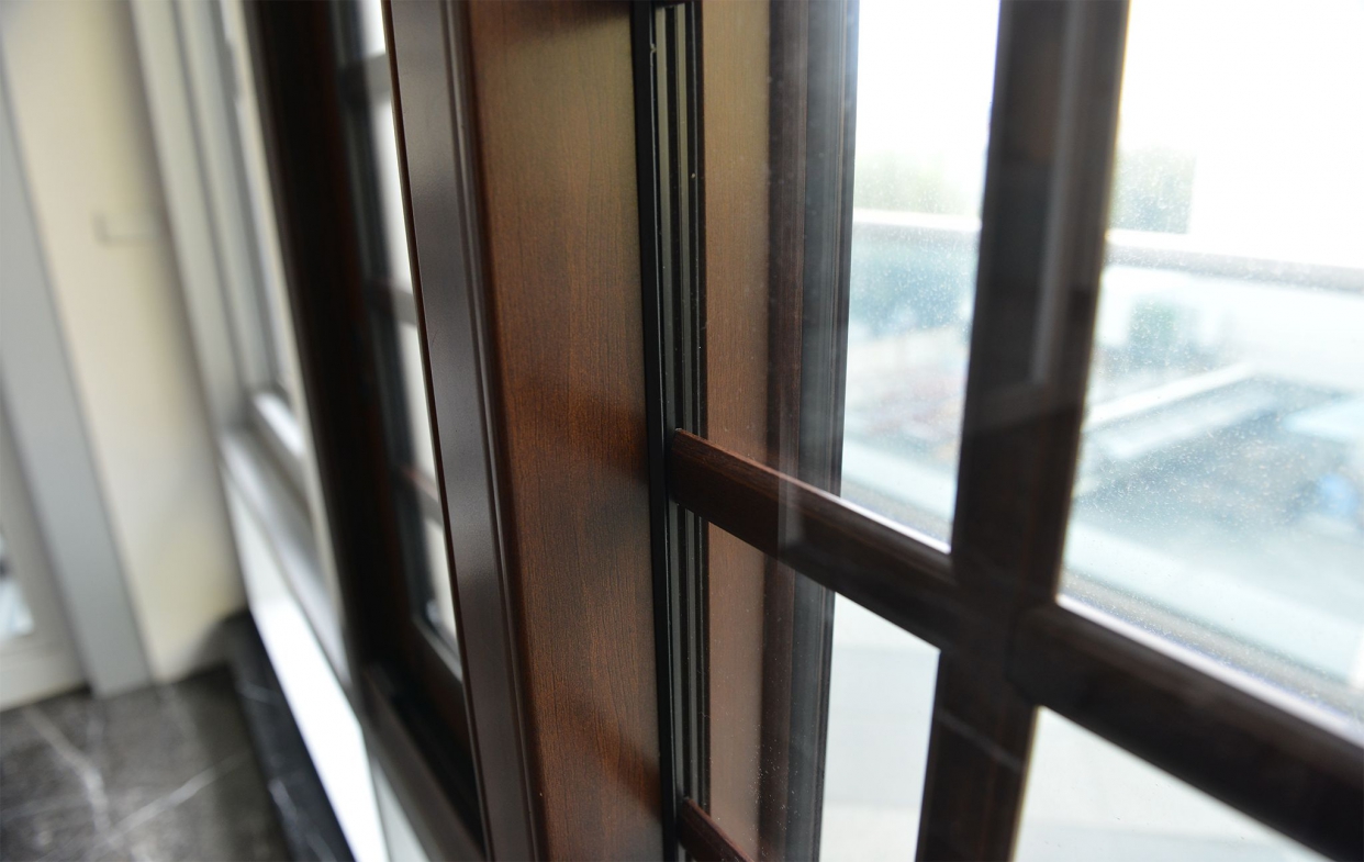 鋁窗玻璃凹槽與玻璃組合