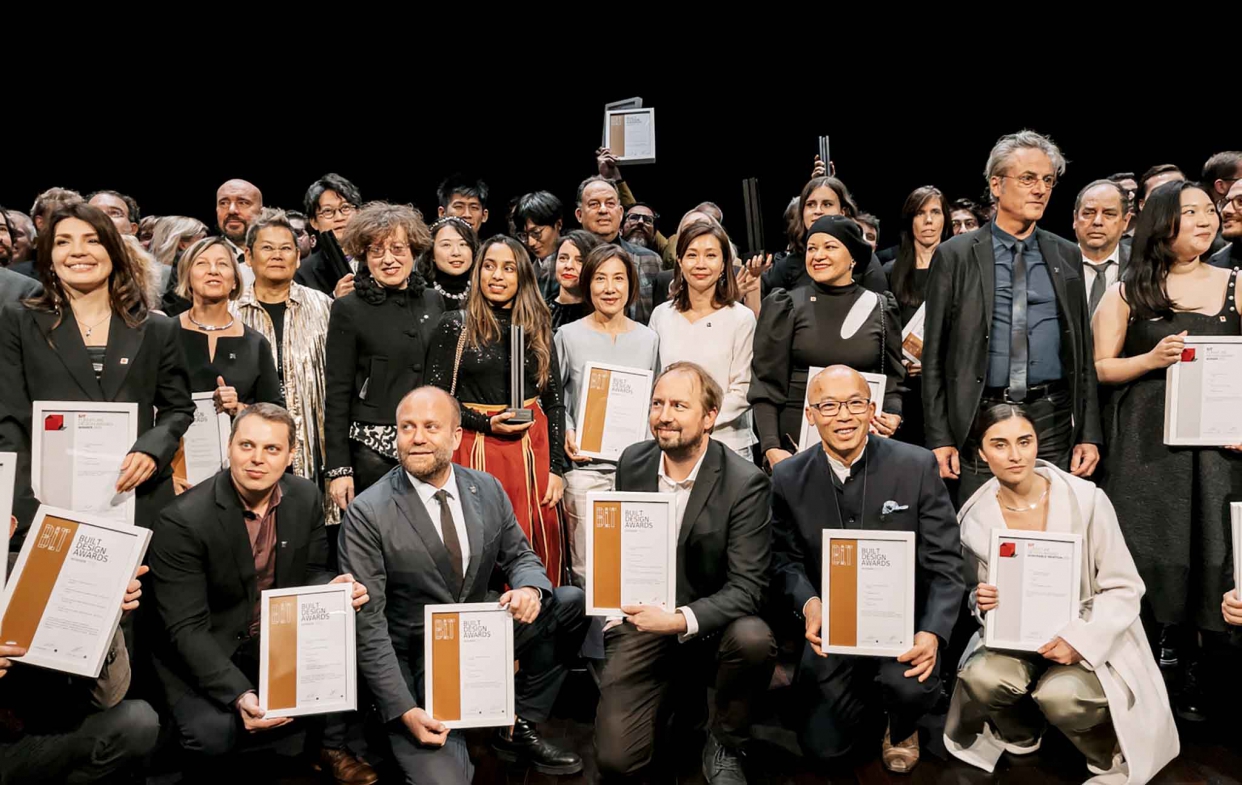 全天候氣密窗的執行長與副總盛裝出席,安排於壓軸領獎