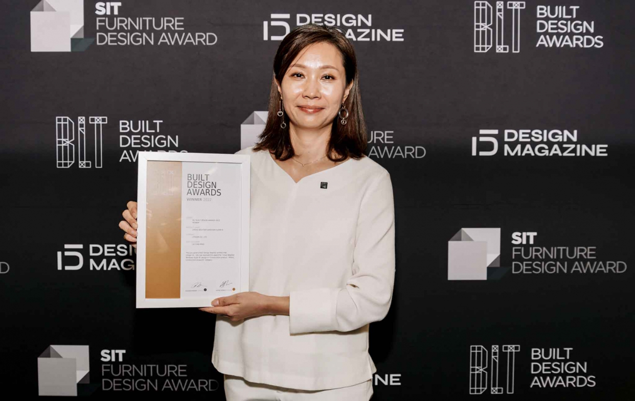 全天候氣密窗的執行長與副總盛裝出席,安排於壓軸領獎