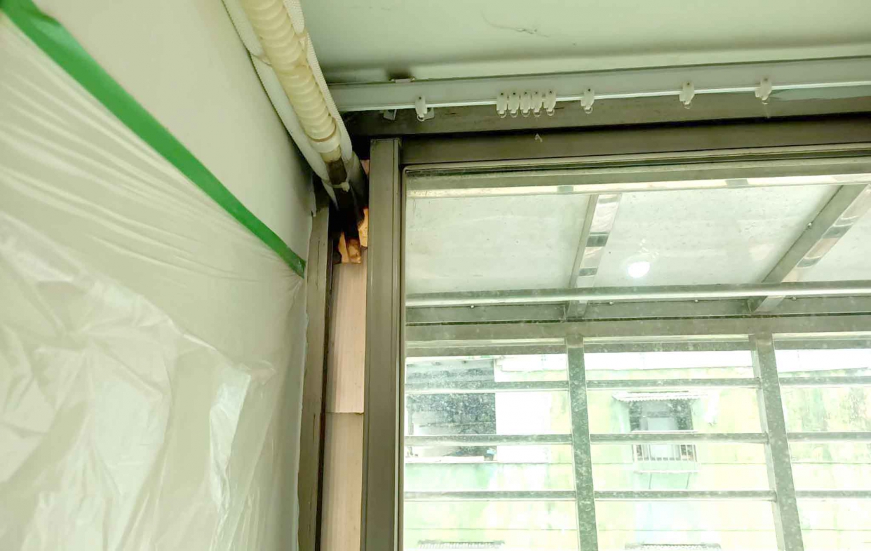 舊鋁窗冷氣管線穿窗近照