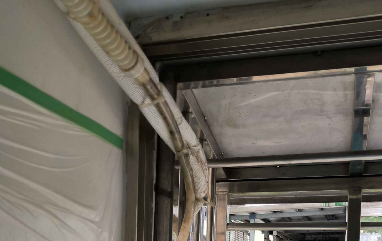 舊鋁窗冷氣管線穿窗近照