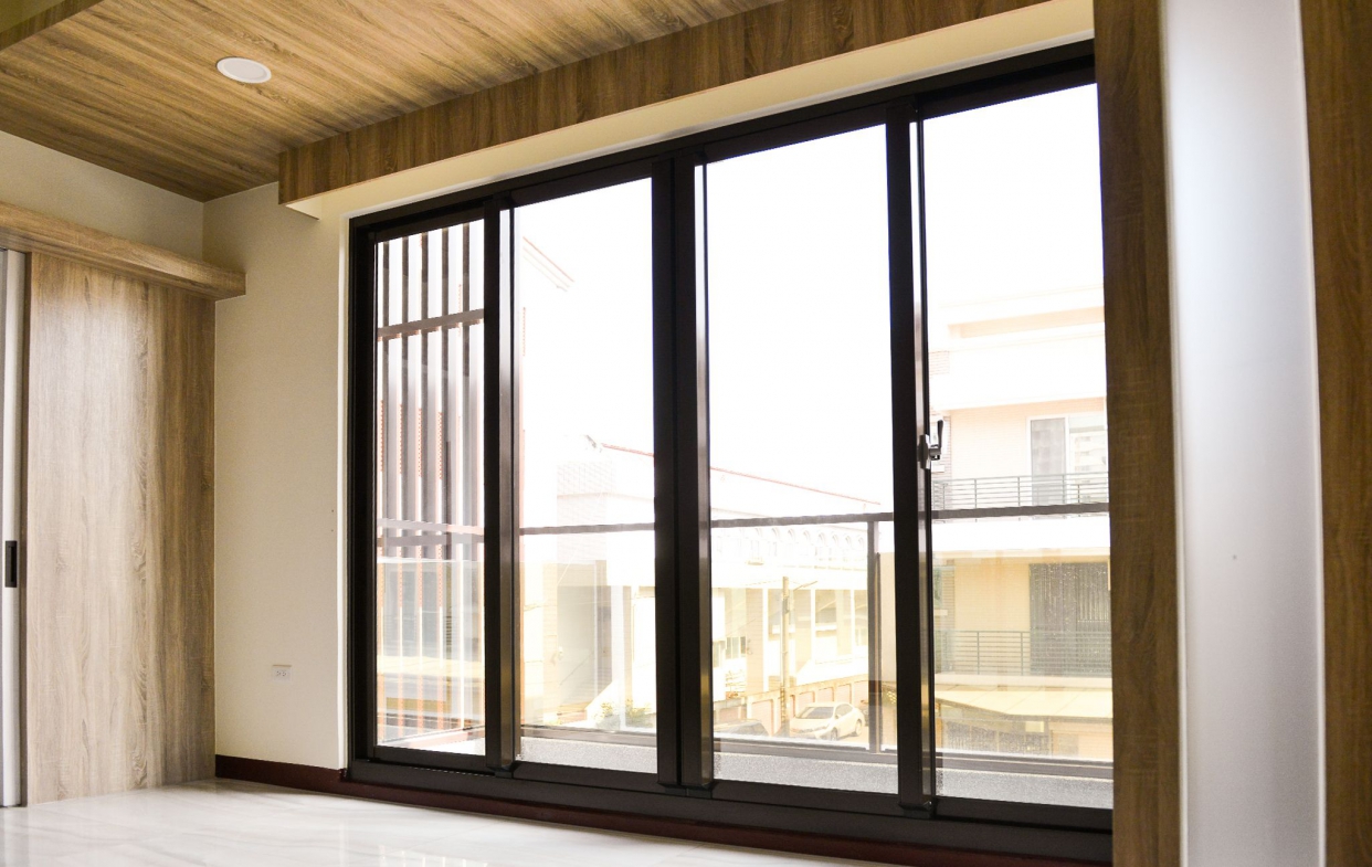 明亮落地採光窗