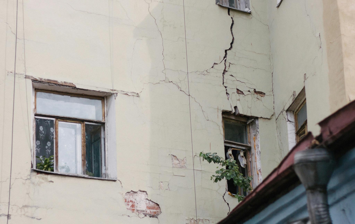 颱風、地震等自然災害都可能對窗框結構造成應力拉扯,產生裂縫