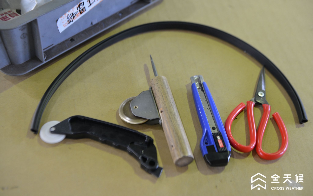 如需要自行更換紗網，可先自備以下物品：螺絲起子（一字）、剪刀、美工刀、壓條滾輪、紗窗壓條