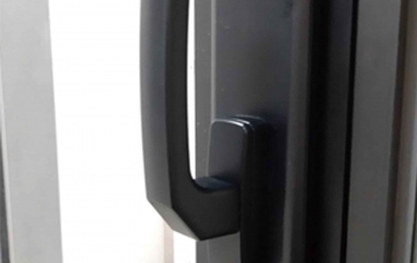 連動把手上鎖設計