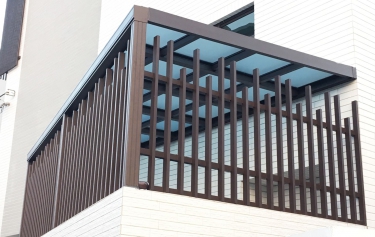 全天候鋁格柵半開放式，通風良好又防盜