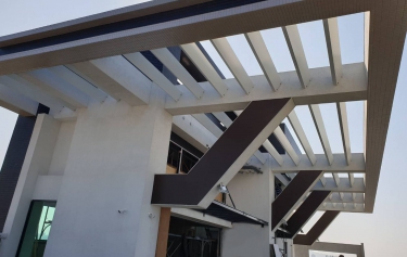 全天候鋁格柵搭配建築設計焦點