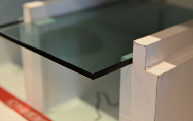 反射玻璃會直接反射太陽輻射，隔熱性高可節省能源