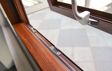 膠條加壓緊迫阻隔噪音