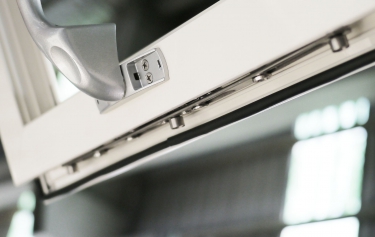 多點鞘鎖阻風擋雨，但滴水也溜不進屋內