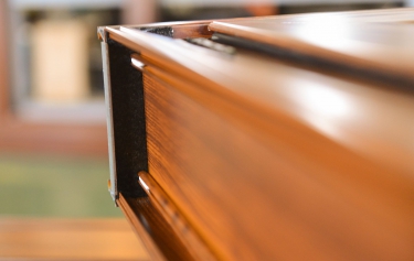 防水布黏合框體縫隙，讓水無法趁虛而入