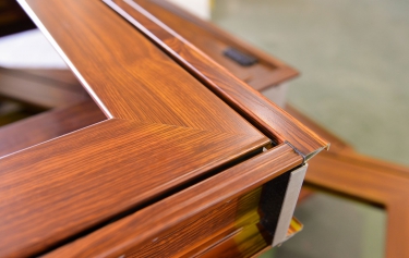 磁磚溝施工止線條可避免因泥作越線導致窗扇功能喪失