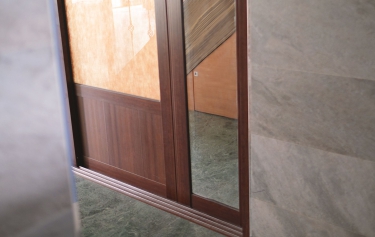 落地窗玻璃層加裝反射鏡面,變身全身鏡