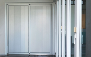 落地窗玻璃層改裝鋁板,搭配無障礙軌道,即可作為隔間