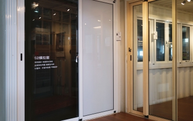 鋁窗框上加裝白板玻璃烤漆即可成為白板