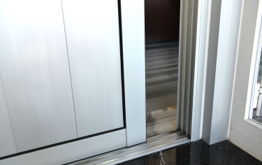 落地窗玻璃層改裝鋁板，搭配無障礙軌道，即可作為隔間