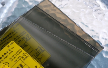 有色玻璃又稱為吸熱玻璃，可以吸收來自太陽的輻射並慢慢散熱出去