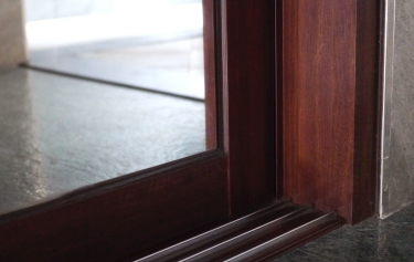 落地窗玻璃層加裝反射鏡面，變身全身鏡