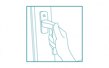 全天候氣密推開窗安全把手使用方法-1.把手向下處於鎖定狀態