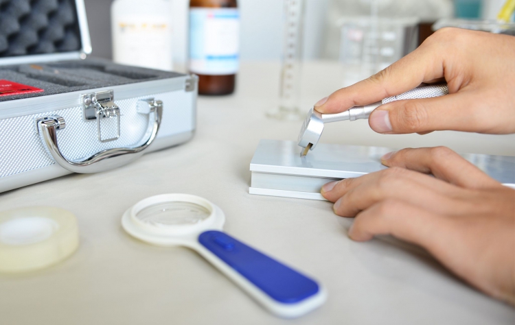 附著測試 - 對鋁合金塗膜面進行百格測試