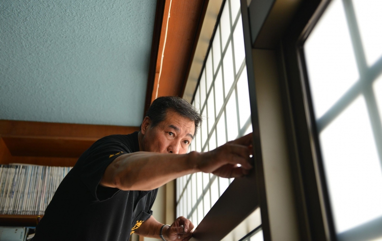 透過防墜五金裝置來達到兒童防墜效果