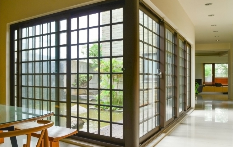 5系列氣密窗-5510搭配複層玻璃及防盜穿梭管，可增加住宅安全性