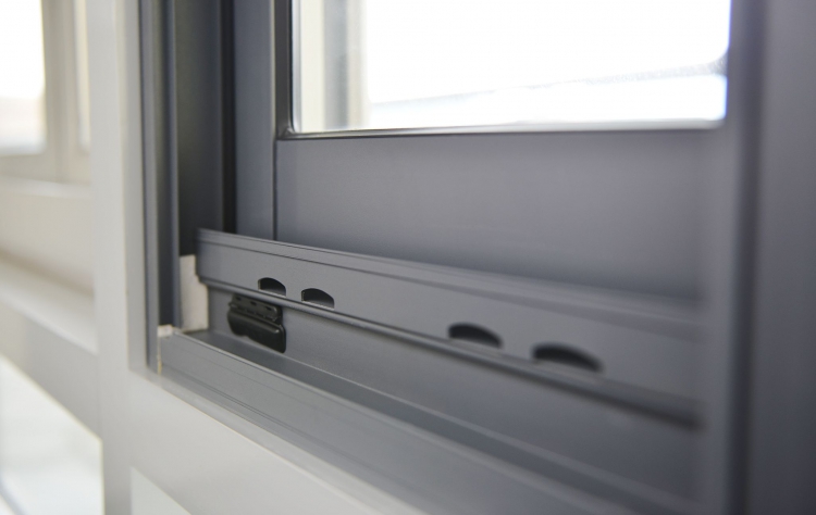 窗框保養-磨砂材質使用金屬保護油